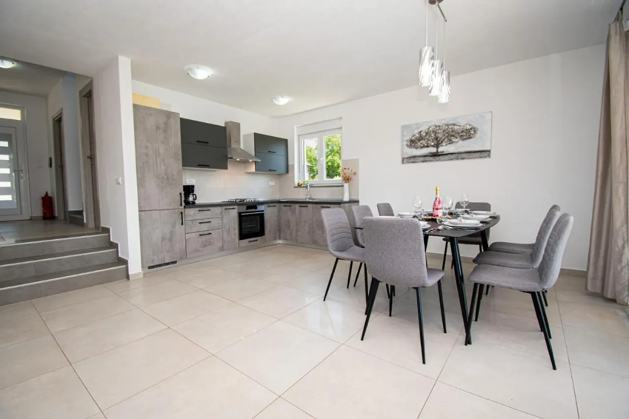 פולה Villa Enjoy Mit Privatem Pool, By Istrabook