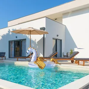 Villa Hana, Pula